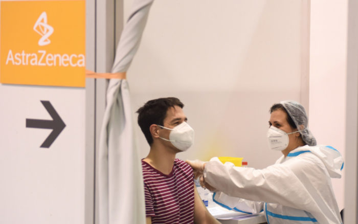 Vacuna AstraZeneca tiene más beneficios que riesgos, no hay reportes extraordinarios de trombos: Agencia Europea de Medicamentos 1 Vacuna AstraZeneca tiene más beneficios que riesgos, no hay reportes extraordinarios de trombos: Agencia Europea de Medicamentos