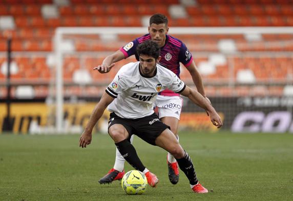 Los tres equipos que luchan por el descenso, con bajas sensibles por tarjetas 3 Rubén Alcaraz, en una acción ante el valencianista Guedes