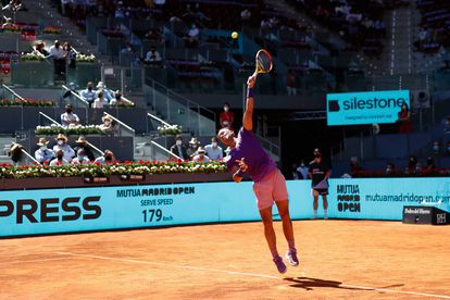 Las razones de Nadal para creer (otra vez) de cara a Roland Garros 3 Nadal sirve durante un partido reciente en la Caja Mágica.
