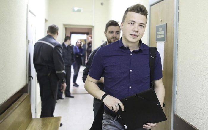 Bielorrusia obliga al aterrizaje de un avión comercial para arrestar a periodista opositor 1 Bielorrusia obliga al aterrizaje de un avión comercial para arrestar a periodista opositor