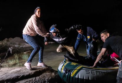 Una lancha con migrantes llega a las costas de Roma, Texas, el 30 de abril.