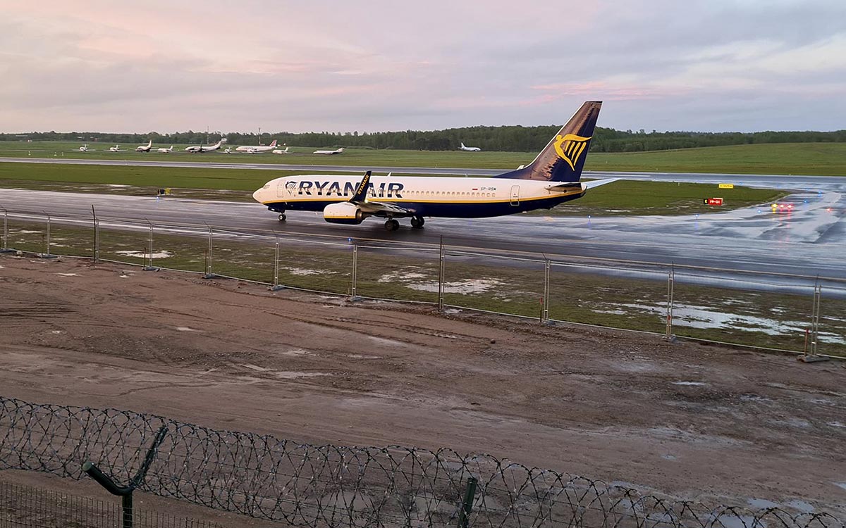 Bielorrusia obliga al aterrizaje de un avión comercial para arrestar a periodista opositor 2 Bielorrusia obliga al aterrizaje de un avion comercial para arrestar