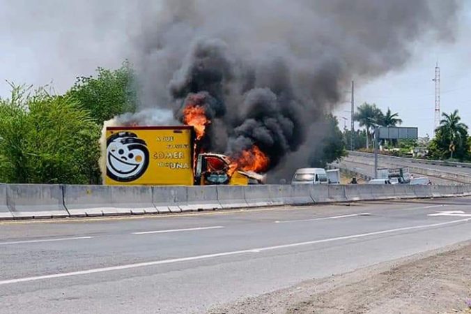 Bloquean 11 puntos carreteros y queman vehículos en Michoacán; autoridades liberan vialidades 1 Bloquean 11 puntos carreteros y queman vehiculos en Michoacan autoridades