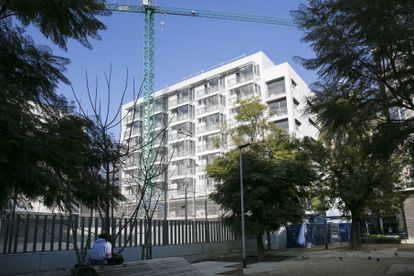Colau presume de construir 2.300 pisos públicos de los 8.800 que prometió hasta 2025 2 Edificio de vivienda pública del Ayuntamiento de Barcelona.