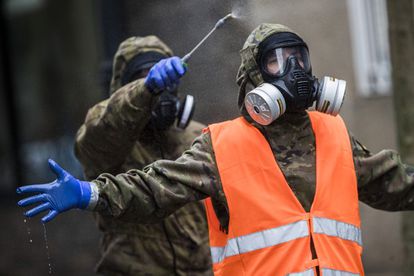 El Gobierno atribuye a la falta de datos fiables los errores al inicio de la pandemia 2 Un militar desinfecta a otro tras proceder a la esterilización de un centro de mayores en Vigo (Pontevedra) en abril de 2020.