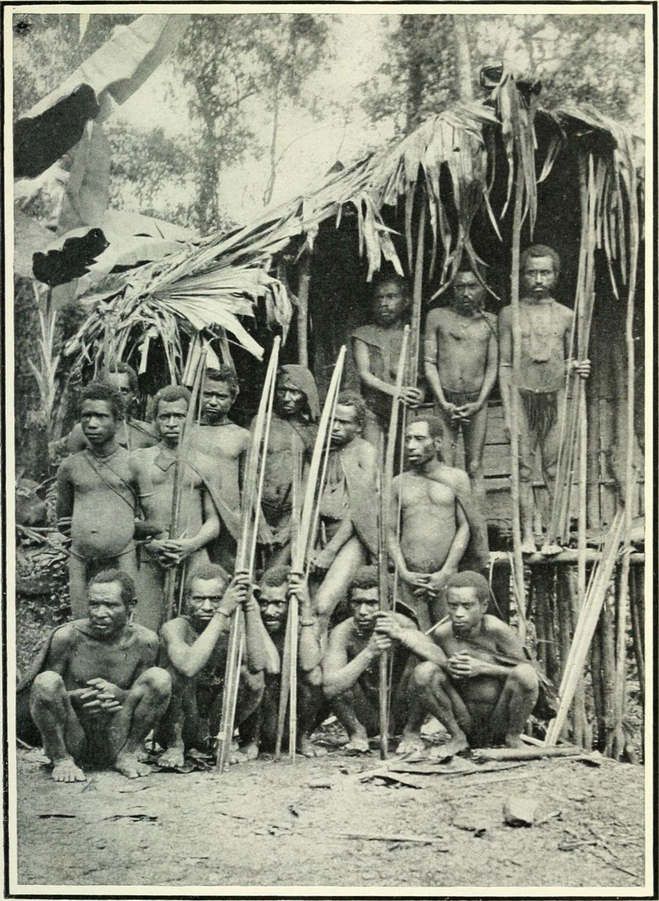 El fascinante encuentro de David Attenborough con los nativos de los dientes de murciélago en la nariz 2 Un grupo de hombres indígenas de Nueva Guinea, en una imagen sin fecha.