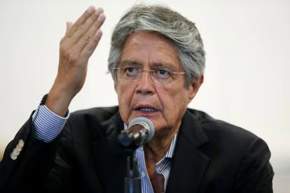 El nuevo presidente de Ecuador intentará paliar la crisis económica bajando impuestos 2 El presidente electo de Ecuador, Guillermo Lasso, habla con medios de comunicación en Quito, Ecuador, el pasado 12 de abril.