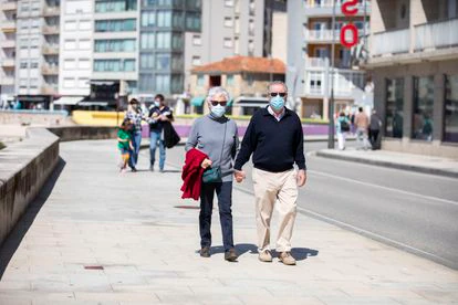 El tiempo que nos queda 2 Varias personas pasean por el Paseo Marítimo de Sanxenxo, en Pontevedra, Galicia (España).