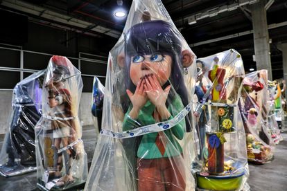 Las Fallas de septiembre tendrán ‘mascletaes’ diarias, ‘nit del foc’, ofrenda y cremà 2 Los 'ninots' de diferentes comisiones falleras se almacenan en las instalaciones de Feria Valencia hasta que puedan ser plantados.