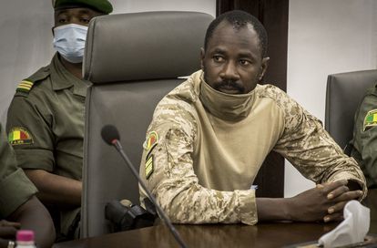 El coronel Assimi Goïta, vicepresidente de Malí y líder de la junta militar golpista, durante un encuentro con representantes de la Cedeao en Bamako el pasado mes de agosto.