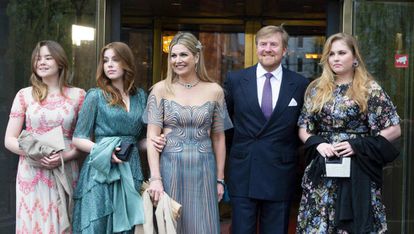 Máxima de Holanda no ve aún a su hija Amalia como reina: “Para mí sigue siendo mi niña” 2 Máxima de Holanda, con su marido el rey Guillermo y sus tres hijas, Amalia (derecha), Ariane y Alexia, la semana pasada cuando asistieron a un espectáculo en el el Carré de Ámsterdam.