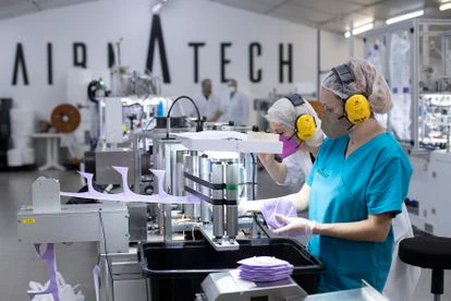 Trabajos nacidos y crecidos con la pandemia 2 Trabajadores que fabrican mascarillas en una 'start-up' creada tras la covid en Castellón.