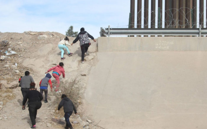 ACNUR denuncia expulsión de migrantes de Estados Unidos a México por razones de salud pública 1 Máximo histórico: EU detuvo a más de 180 mil migrantes en la frontera con México en mayo