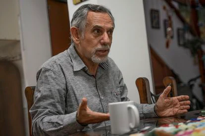 Pedro Francke, en un momomento de la entrevista que se llevó a cabo en la cocina de su casa, en Lima.