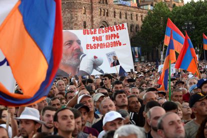 Un cartel con el rostro del primer ministro Nikol Pashinián, en un mitin el jueves en Ereván.
