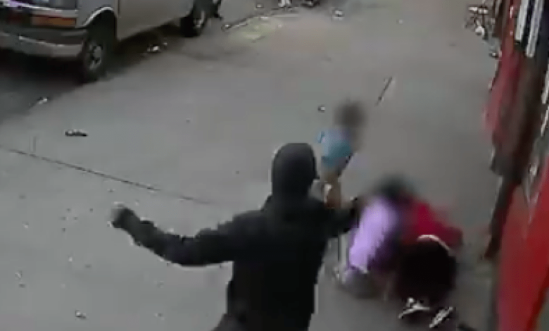 Video muestra aterrador momento en que atacante armado balea a hombre entre dos niños en NY 1 1624135154 Video muestra aterrador momento en que atacante armado balea a