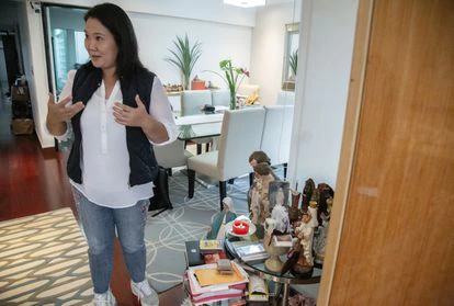 Keiko Fujimori em frente ao altar que tem em seu apartamento em Lima.
