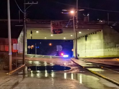 Masacres y ahorcados en puentes: la guerra del narco arrecia en Zacatecas 6 Dos cadáveres colgados de un puente en el Estado de Zacatecas.