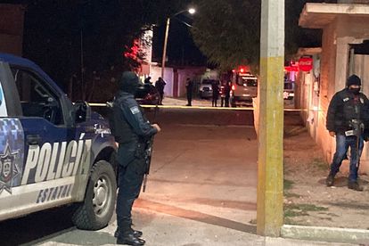 Masacres y ahorcados en puentes: la guerra del narco arrecia en Zacatecas 7 Miembros de la policía estatal mexicana vigilan el área donde un comando armado asesinó a nueve personas en la ciudad de Fresnillo, Zacatecas.