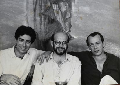 El hombre que dirigió la carrera de Joaquín Sabina durante 22 años vive en la pobreza y la soledad 3 En el piso de Joaquín Sabina en Tirso de Molina, Madrid, donde todavía vive, en 1989. El cantante con Paco Lucena y Silvio Rodríguez. Foto cedida por Paco Lucena.