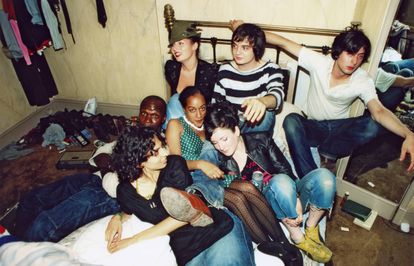 “Cinco hombres guapísimos que tocan canciones perfectas”: cómo el rock renació, triunfó y murió de éxito con The Strokes 3 Pete Doherty y Carl Barat, de los Libertines, comparten cama con amigos en el hotel Albion en el año 2002.