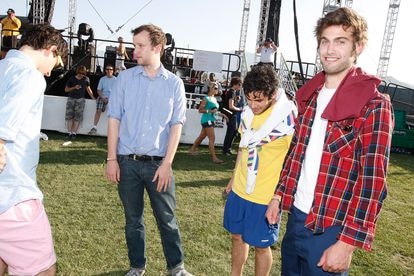 “Cinco hombres guapísimos que tocan canciones perfectas”: cómo el rock renació, triunfó y murió de éxito con The Strokes 2 Vampire Weekend posan para la cámara durante el festival de Coachella celebrado en California en abril de 2008.