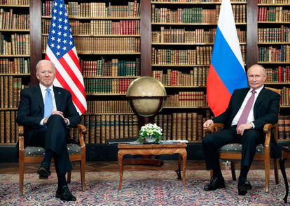 Biden y Putin, en una de las bibliotecas de Villa la Grange, en Ginebra, donde se celebra la cumbre bilateral entre Estados Unidos y Rusia.