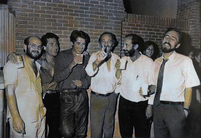 El hombre que dirigió la carrera de Joaquín Sabina durante 22 años vive en la pobreza y la soledad 2 Paco Lucena, Miguel Ríos, Joaquín Sabina, Javier Krahe, Manolo Paniagua (dueño del local La Mandrágora) y Juan Barranco (exalcalde de Madrid), después de un concierto en Las Ventas en 1986. Foto cedida por Paco Lucena.