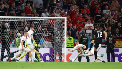 Goretzka salva a Alemania de la quema 2 Goretzka, en el momento de salvar a Alemania.
