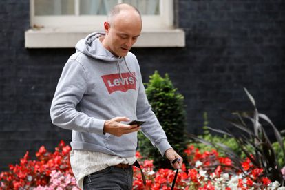 Dominic Cummings, ex asesor de Boris Johnson, utiliza su teléfono móvil tras abandonar Downing Street, en 2019.