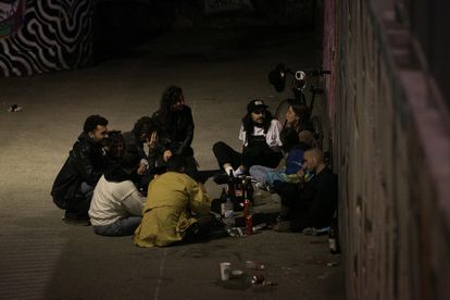 La tasa de contagios entre veinteañeros escala casi 40 puntos en un día y pone en alerta a las autonomías 2 Varias personas hacen botellón en la plaza Terenci Moix en el barrio del Raval de Barcelona el 14 de mayo.