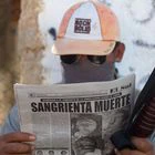 Masacres y ahorcados en puentes: la guerra del narco arrecia en Zacatecas 3 Pobladores del Municipio de Ayutla de los libres en Guerrero, México. combaten al crimen organizado y narcotraficantes. Después de una serie de acontecimientos como extorsiónes, levantones, cobro de piso, secuestros, asesinatos y hostigamiento a comenciantes, ganaderos y pobladores de este municipio en la Costa Chica de Guerrero. Civiles de las rancherias y comunidades decidieron en base a la aplicacion de justicia de los usos y costumbres armarse y destituir a las autoridades. La Policia Comunitaria actua ya en Guerrero desde hace 17 años y debido a la inseguridad por disputas entre carteles en la zona, mas municipios han adoptado esta opción para defender su vida. Centenares de hombres encapuchados salieron a las calles el 20 de enero y con escopetas rifles y machetes para defender a la población. Realizan patrullajes nocturnos e impiden el aceso al ejercito la marina y la policia municipal, ya que aseguran estan coludidos con la Mafia. Esta medida de autodefensa de los pueblos esta en funcionamiento en estados como Michoacan, Oaxaca y Chiapas.