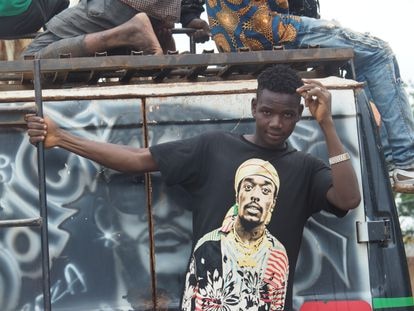 El terrorismo yihadista se enquista en Burkina Faso 3 Un joven con una camiseta de líder del grupo terrorista Boko Haram en Uagadugú.