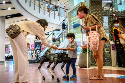 Amy Webb: “El futuro que trae la inteligencia artificial parece distópico, pero vamos hacia allí de cabeza” 3 Un robot distribuye desinfectante a los clientes de un centro comercial en Bangkok.