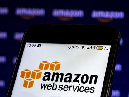 Amazon, la compañía que cambió el mundo 3 Logo de Amazon Web Services (AWS) en la pantalla de un teléfono.
