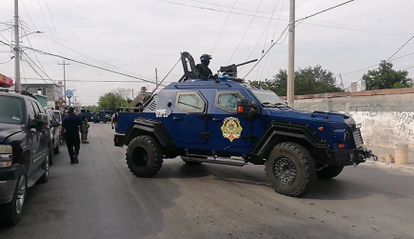 Pueblos en llamas y matanza de civiles: la guerra del narco de la era López Obrador 6 Miembros del grupo especial de la policía estatal de Tamaulipas, resguardan el área donde se enfrentaron a un grupo de delincuentes en Reynosa.