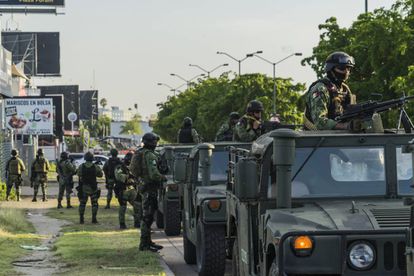 Pueblos en llamas y matanza de civiles: la guerra del narco de la era López Obrador 8 Militares en la zona Tres Río de Culiacán, tras el fallido operativo para detener a Ovidio Guzmán.
