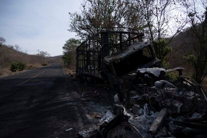 Pueblos en llamas y matanza de civiles: la guerra del narco de la era López Obrador 10 La carretera que une Apatzingan con Aguililla, en Michoacán, fue bloqueada con barricadas y retenes por los diferentes grupos delictivos que se disputan ese territorio.