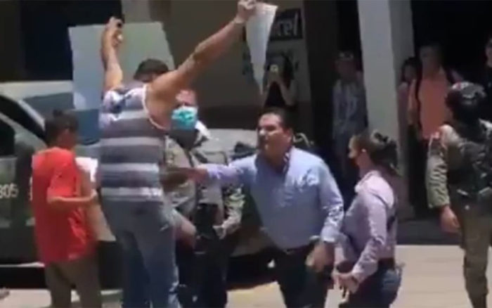 Michoacán: Juez concede amparo a profesor que empujó el gobernador Silvano Aureoles en Aguililla 1 1625479140 Michoacan Juez concede amparo a profesor que empujo el gobernador