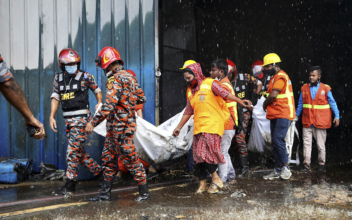 Más de 50 muertos por un incendio en una fábrica de Bangladesh 3 1625825031 14 Mas de 50 muertos por un incendio en una fabrica
