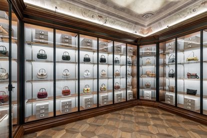 Gucci custodia y expone 100 años de moda en sus nuevos archivos de Florencia 3 Bolsos catalogados en los archivos de Gucci en Florencia.