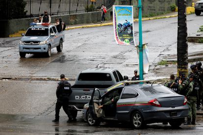 La vida en Caracas bajo el poder del Koki, el pandillero que desafía al chavismo 3 Miembros de las Fuerzas de Acción Especial patrullan el barrio Cota 95 durante enfrentamientos armados con miembros de la banda criminal de 'El Koki', en Caracas, el 9 de julio pasado,