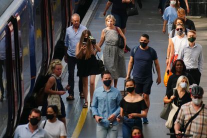 Primer día sin restricciones: la mayoría de los británicos recela de la “libertad” que les brinda Johnson 3 Londinenses este lunes saliendo de un vagón de metro en Waterloo Station.