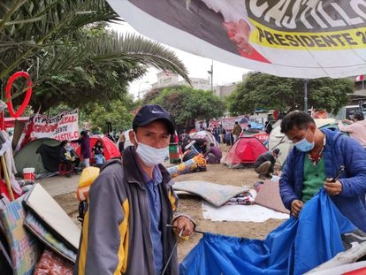 Perú se da un respiro tras la proclamación de Pedro Castillo 3 Elías, uno de los seguidores de Castillo en el campamento instalado hace más de 40 días frente al tribunal electoral de Perú.