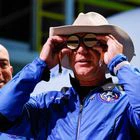 Jeff Bezos alcanza el espacio y culmina con éxito el vuelo con tripulantes de la nave de Blue Origin 3 Billionaire American businessman Jeff Bezos wears goggles owned by Amelia Earhart which he carried into space at a post-launch press conference after he flew on Blue Origin's inaugural flight to the edge of space, in the nearby town of Van Horn, Texas, U.S., July 20, 2021. Bezos' brother Mark is on the left. REUTERS/Joe Skipper