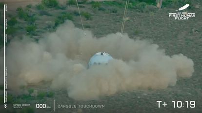 Jeff Bezos alcanza el espacio y culmina con éxito el vuelo con tripulantes de la nave de Blue Origin 4 Momento en que la cápsula con los cuatro tripulantes tomó tierra.