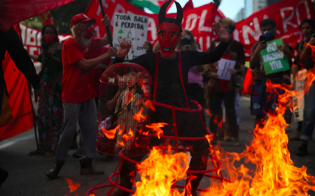 Manifestantes en Brasil piden juicio político a Bolsonaro 3 1627155634 639 Manifestantes en Brasil piden juicio politico a Bolsonaro