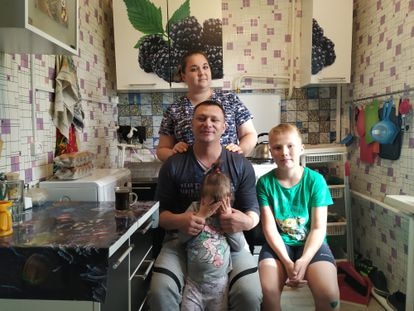 El permafrost: el “suelo congelado eterno” de Siberia se derrite 8 Kristina e Ivan Somaev junto a sus hijos Vika y Denis, en su casa de Yakutsk.