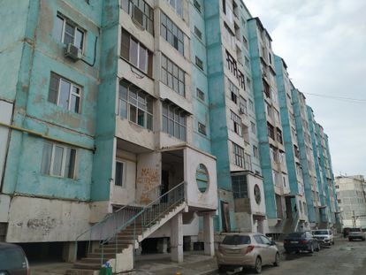 El permafrost: el “suelo congelado eterno” de Siberia se derrite 9 En Yakutsk y otras partes de Sajá-Yakutia, la mayoría de los edificios se construyen sobre pilares, debido al permafrost.