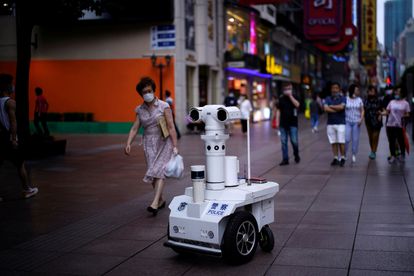 Amy Webb: “El futuro que trae la inteligencia artificial parece distópico, pero vamos hacia allí de cabeza” 2 Un robot policía patrulla una calle comercial de Shanghái en junio de 2020.